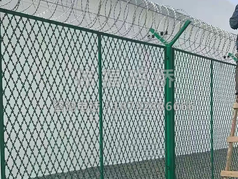 鋼（gāng）網牆